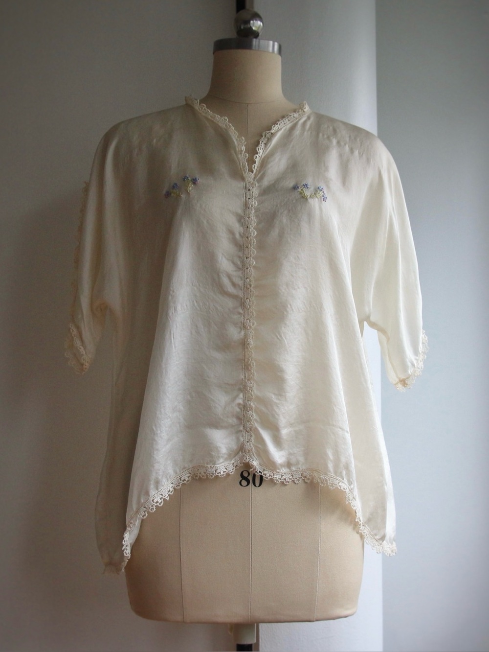 1920's Floral Embroidered Silk & Lace Lounge Blouse - Picture 6 of 10